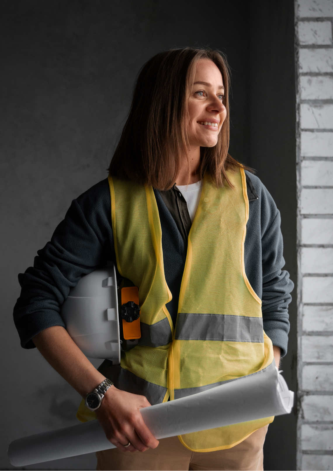 Imagen de arquitecta trabajando en un proyecto de construcción